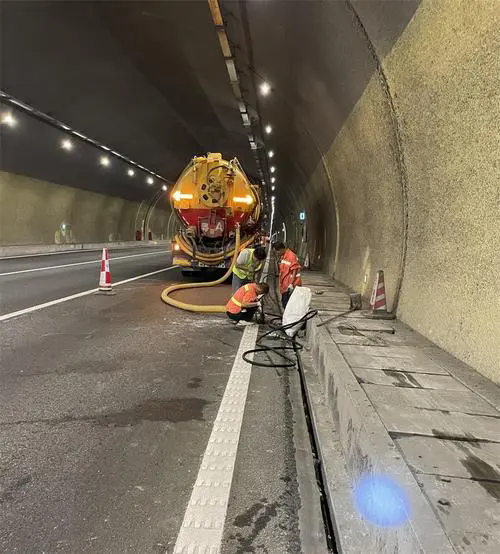 芒市隧道排水渠清淤